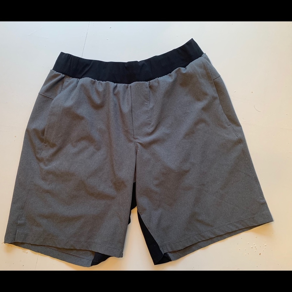 Lululemon men’s shorts large WITH liner 9”